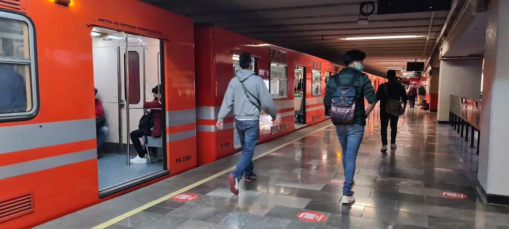 El director General del STC Metro, Guillermo Calderón, informó que el servicio fue suspendido en cuatro estaciones de la Línea 6, que va del Rosario a Martín Carrera, debido a que un tren quedó enganchado en las vías y aclaró 'no hubo descarrilamiento'. (ARCHIVO)