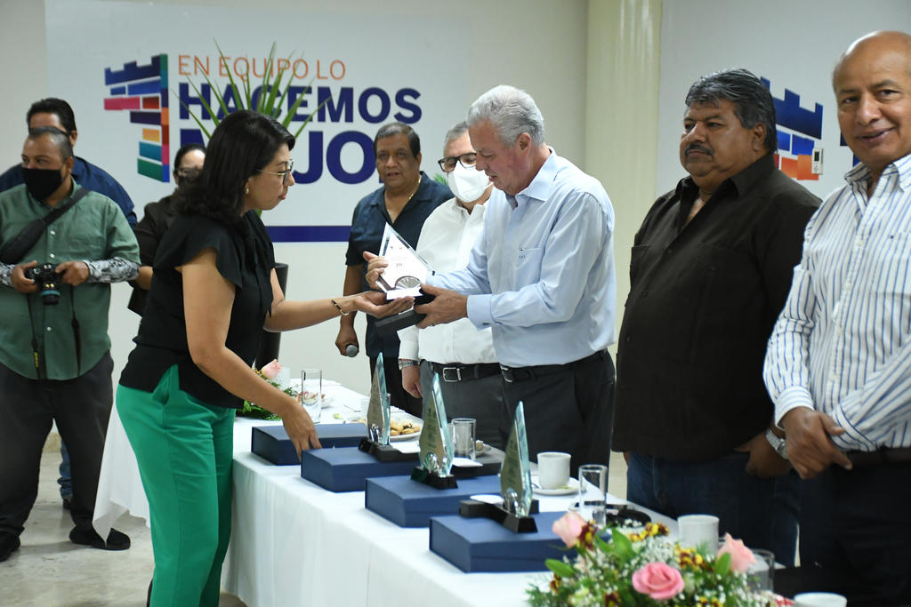 El Ayuntamiento de Torreón entregó durante este jueves reconocimientos a trabajadores municipales con 20 años o más de labor ininterrumpida, evento que se llevó a cabo en el cuarto piso de la Presidencia Municipal y con la aplicación de diversas medidas contra el contagio del COVID-19. (ARCHIVO) 
