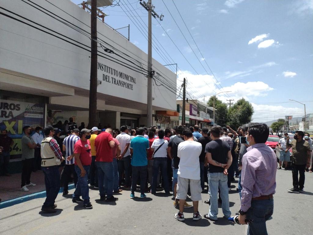 'No más cacería de InDriver', o al menos ese fue uno de los primeros acuerdos a los que se llegó la tarde del jueves, luego de que conductores acudieran a las oficinas del Instituto Municipal del Transporte (IMT), y bloquearan por casi dos horas la calle de Presidente Cárdenas. (ISABEL AMPUDIA)