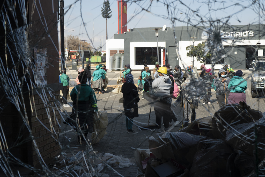 Sudáfrica logró restaurar la calma en la mayor parte de las zonas afectadas por la oleada de vandalismo y saqueos masivos que sacudió el país en los últimos días y que dejó, según las últimas cifras oficiales, un total de 117 muertos y más de dos mil personas arrestadas. (AP) 
