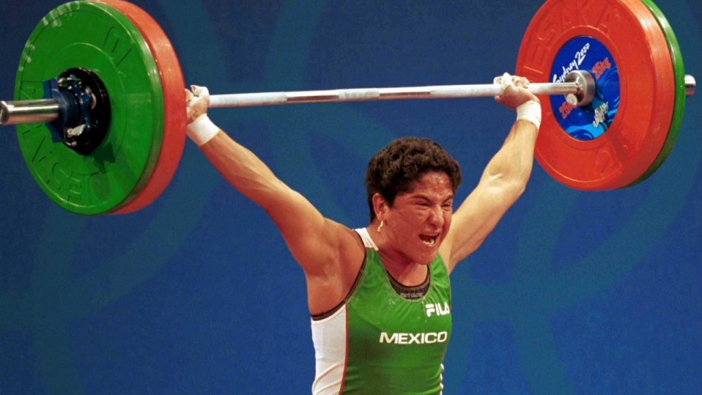 Soraya Jiménez fue fue la primera mujer en conseguir una medalla de oro para México en halterofilia, un deporte con poca popularidad en el país. (ESPECIAL)