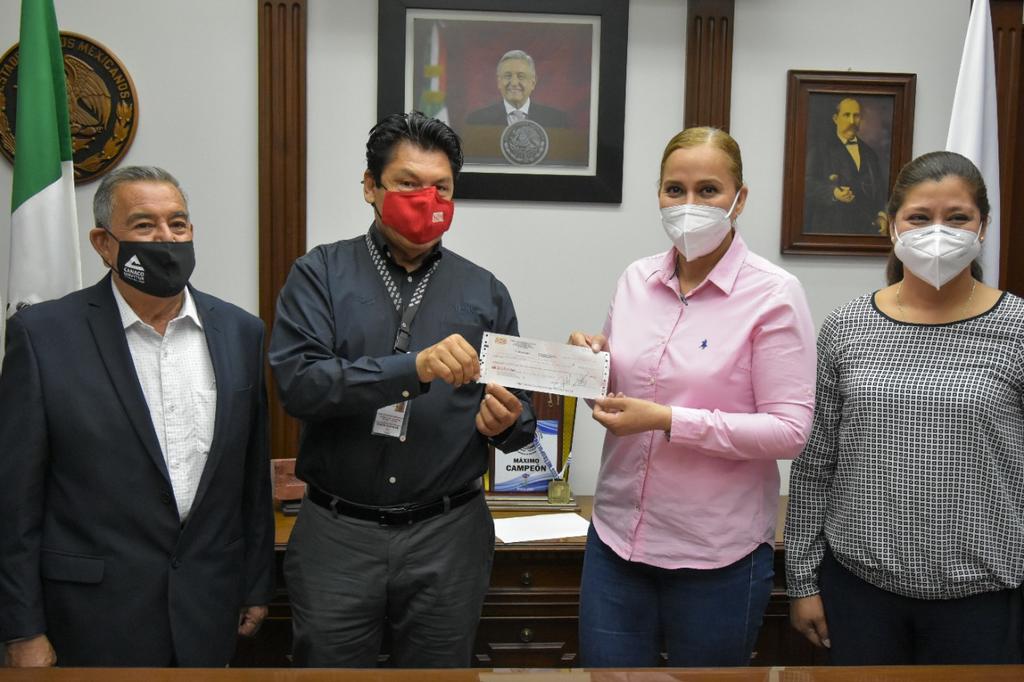 La entrega simbólica del cheque la recibió la presidenta Marina Vitela. (CORTESÍA)