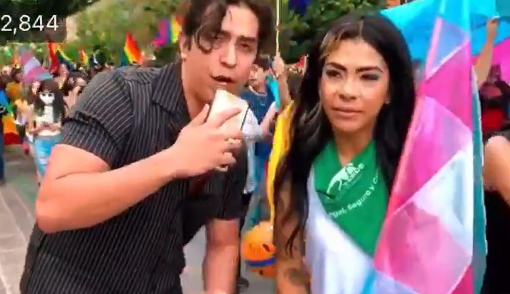 A través de redes sociales, usuarios señalaron los comentarios de los 'youtubers' durante la marcha del orgullo en San Luís Potosí, como 'burlas transfóbicas' (CAPTURA) 