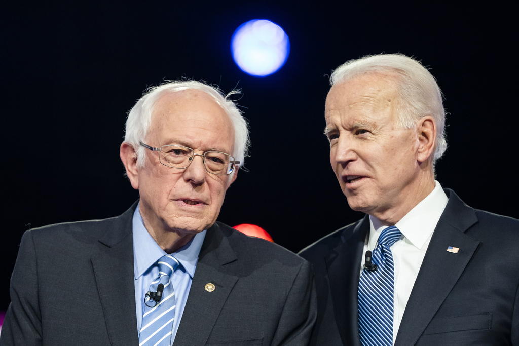 os dos son conversadores y hace poco Joe Biden (d) y Bernie Sanders (i) se pasaron una hora en la Oficina Oval negociando un acuerdo aceptable para ambos. Dos viejos rivales en la lucha por la Casa Blanca buscando una alianza. (ARCHIVO) 
