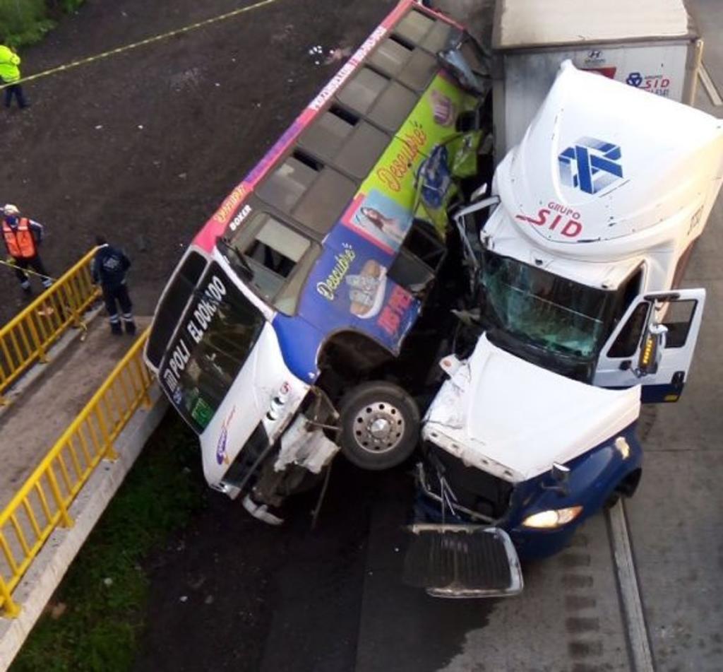 Un accidente entre un camión de pasajeros y un tráiler en el kilómetro 45 de la Autopista México-Querétaro, a la altura del municipio de Tepotzotlán, dejó como saldo cuatro personas muertas y seis lesionados. (ESPECIAL)