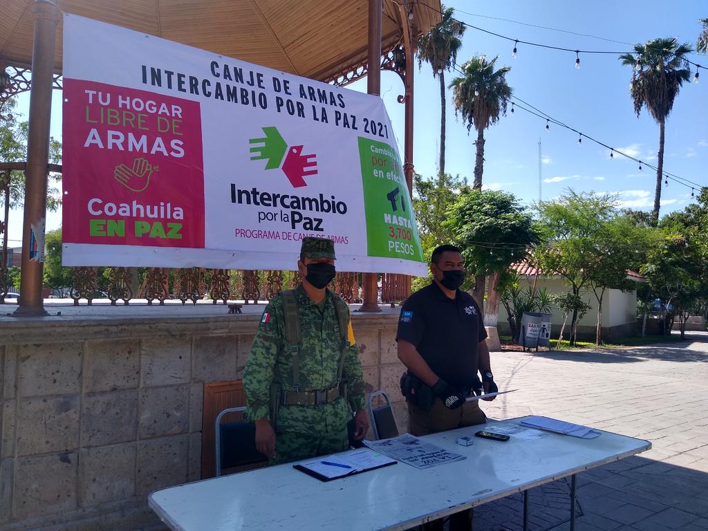 Hasta 3 mil 700 pesos puede obtener la ciudadanía, en la campaña; Intercambio por la Paz, mediante el cual se instalan módulos de canje de armas y que desde este miércoles se reinstaló en la plaza principal de San Pedro, al igual que el resto de los municipios del estado. (MARY VÁZQUEZ)