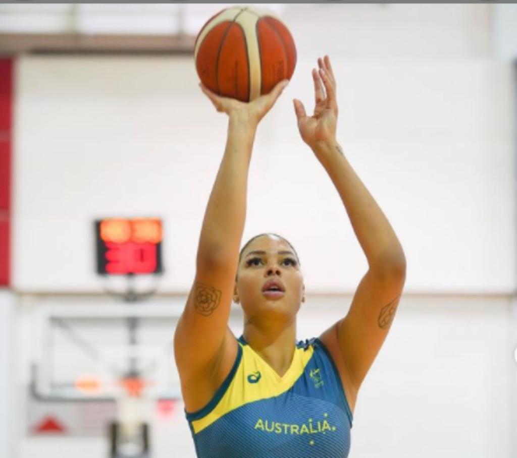 La pívot australiana Liz Cambage, estrella de la selección de su país, ha anunciado que renuncia a participar en los Juegos Olímpicos de Tokio 2020 por las consecuencias que tendría para su salud mental someterse a un nuevo aislamiento para disputar la cita olímpica. (CORTESÍA) 
