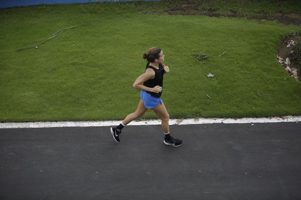 Correr es una manera efectiva y divertida de mantenerse en forma, además de que da múltiples beneficios físicos y mentales. Sin embargo, empezar a practicar este deporte no es fácil, especialmente los primeros días, es por eso por lo que es importante conocer cómo empezar aprovechar todos sus beneficios. (ARCHIVO)