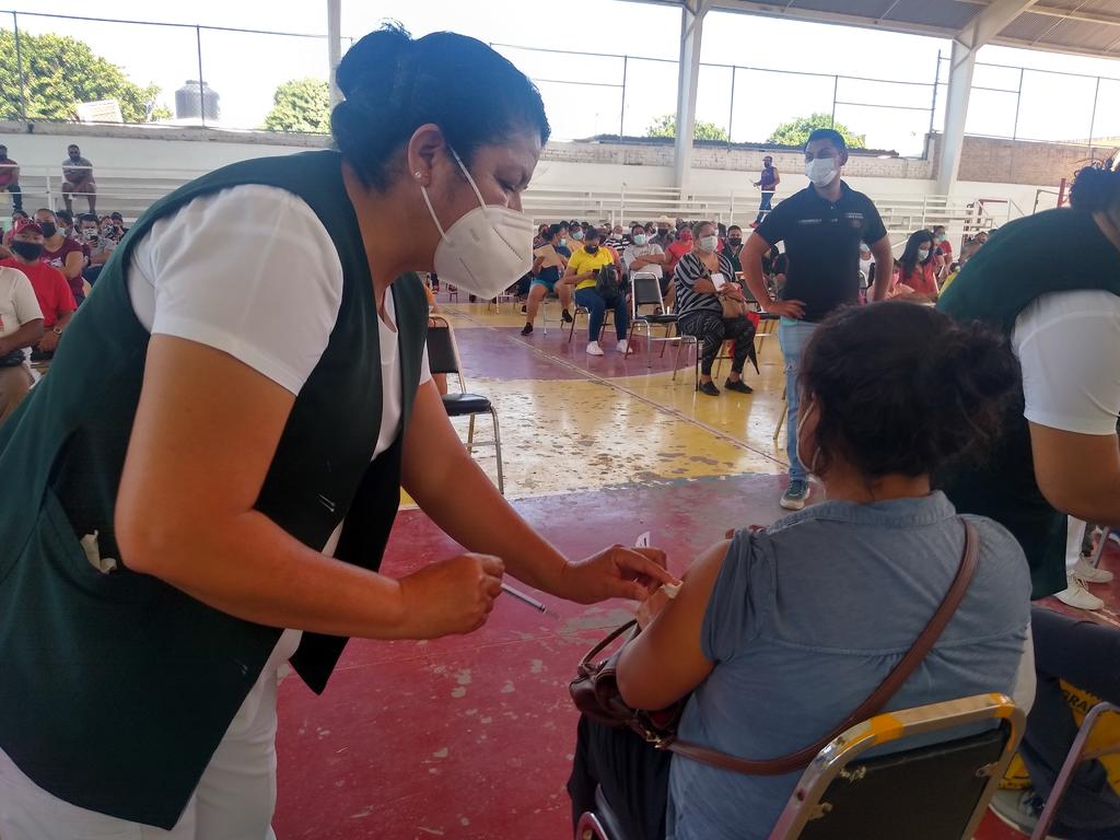 Los servidores de la nación recalcaron que no se les niega la vacuna, pero primero se atiende a los habitantes locales, pues afirmaron que aproximadamente en una semana empezarán con la aplicación en el municipio de Torreón.
(EL SIGLO DE TORREÓN)