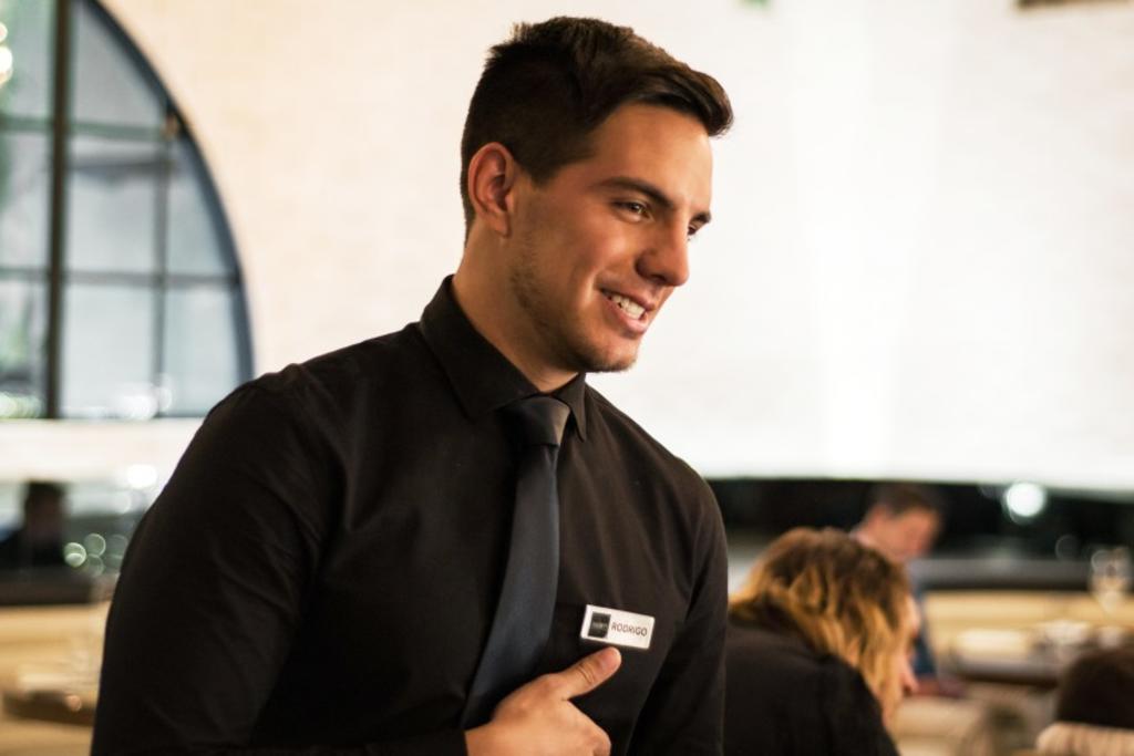 Vadhir Derbez aprendió a servir vino y manejar una charola como experto para la comedia romántica “El mesero”. (ESPECIAL) 