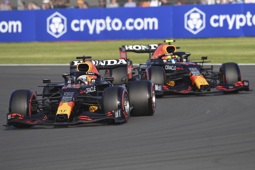 El holandés Max Verstappen (Red Bull), líder del Mundial, logró la 'pole' para el Gran Premio de Gran Bretaña, el décimo del año, al ganar, en Silverstone, la primera calificación de la historia de la Fórmula Uno resuelta mediante una carrera sprint; y que los españoles Fernando Alonso (Alpine) y Carlos Sainz (Ferrari) acabaron séptimo y undécimo, respectivamente. (ARCHIVO)