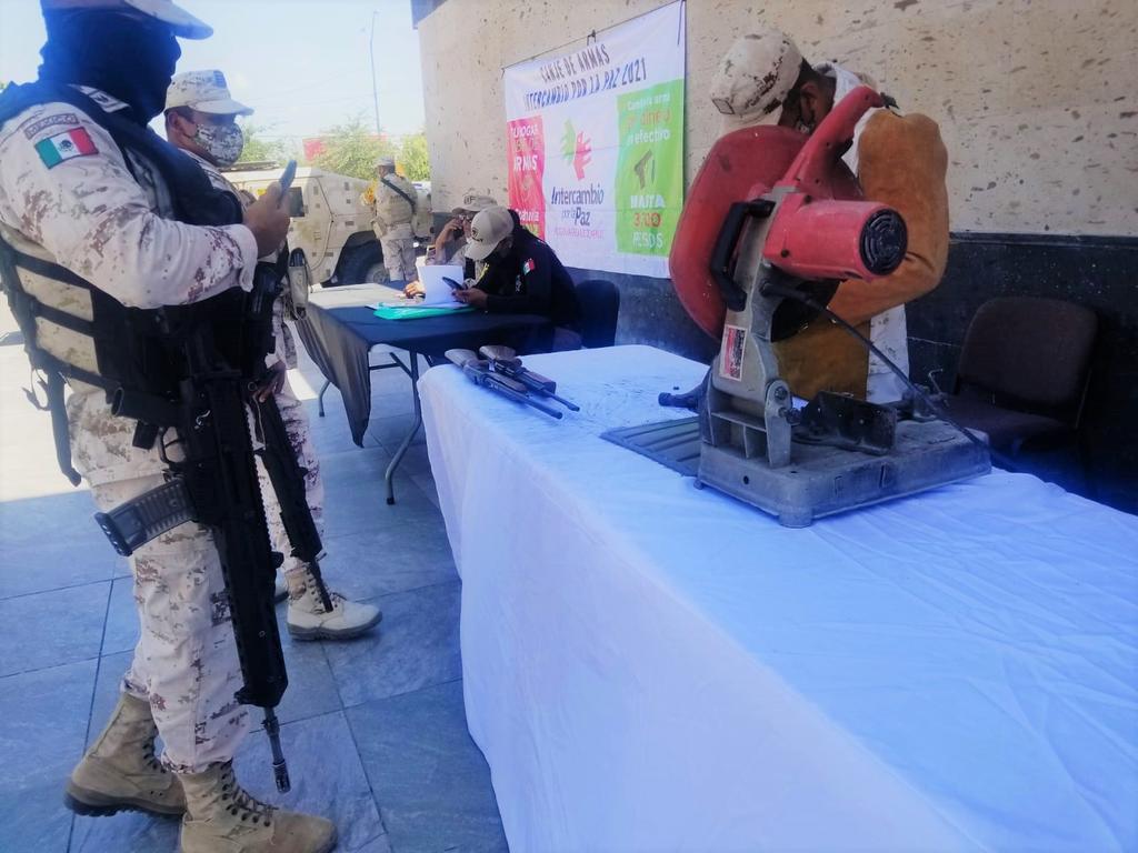 Se trata de tres armas largas y tres cortas, así como algunos cargadores y un total de 23 cartuchos de diferentes calibres, los cuales fueron destruidos en ese mismo momento por el personal militar; además de realizarse el pago correspondiente a quienes realizaron la entrega.
(EL SIGLO DE TORREÓN)