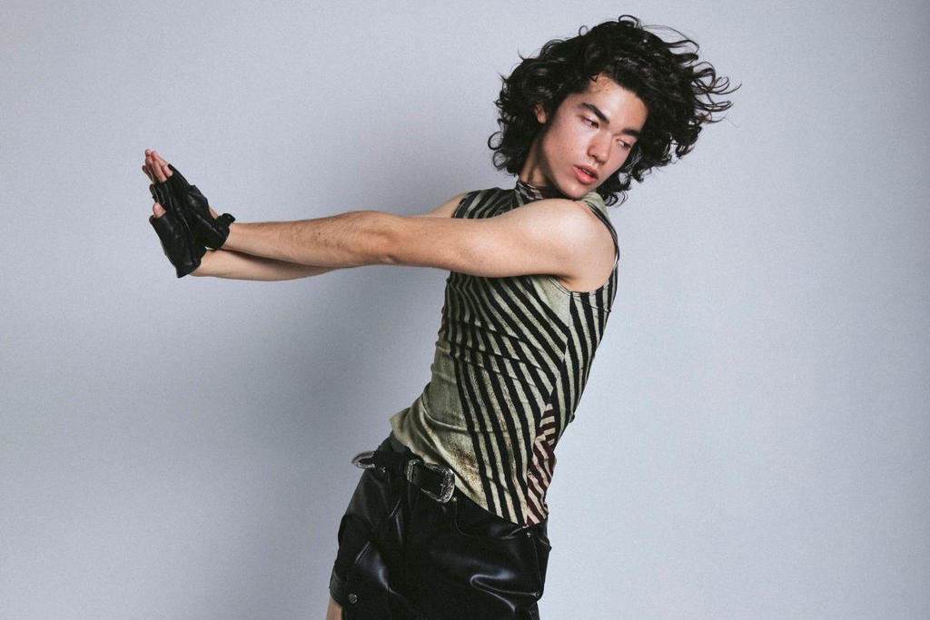 Preparándose para otro capítulo, con ventas de platino y encabezando listas, el cantante y compositor de pop, Conan Gray, recién reveló su nuevo sencillo titulado People Watching. (ARCHIVO) 
