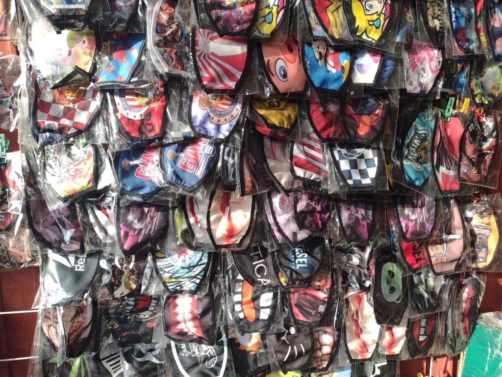 La desesperación ante la baja de ventas durante el aumento de restricciones por COVID-19, hizo que muchos comerciantes cambiaran radicalmente su giro, tal como es el caso de Laura, quien anteriormente vendía dulces y cigarros en la zona centro de la ciudad.
