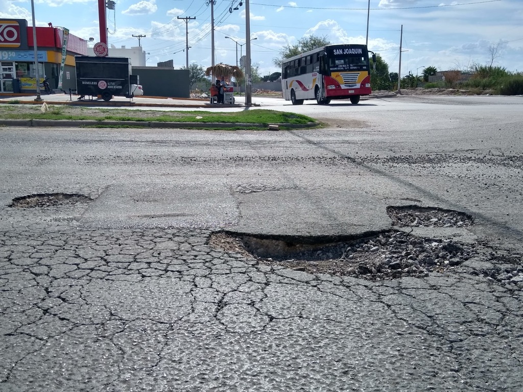 El pavimento de la prolongación Allende al oriente de Torreón se observa con daños diversos. Habitantes piden reparaciones. (ROBERTO ITURRIAGA)