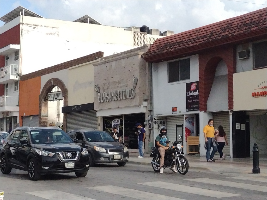 Los comerciantes de pequeños negocios esperan que aumento de contagios nos los afecte. (EL SIGLO DE TORREÓN)
