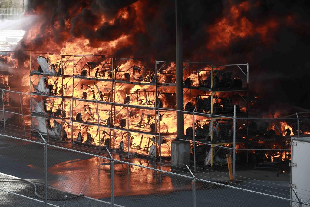 Un voraz incendio en la planta dos de la empresa Bombardier Recreational Products (BRP) puso en alerta máxima a los cuerpos de rescate la tarde de este sábado. Más de 150 personas del Cuerpo de Bomberos, Protección Civil, Policía Municipal y Comisión Estatal de Seguridad trabajaron de manera coordinada para poner bajo control el fuego que consumió cientos de vehículos conocidos como 'Can-am' en un área identificada como bodega. (EL UNIVERSAL)