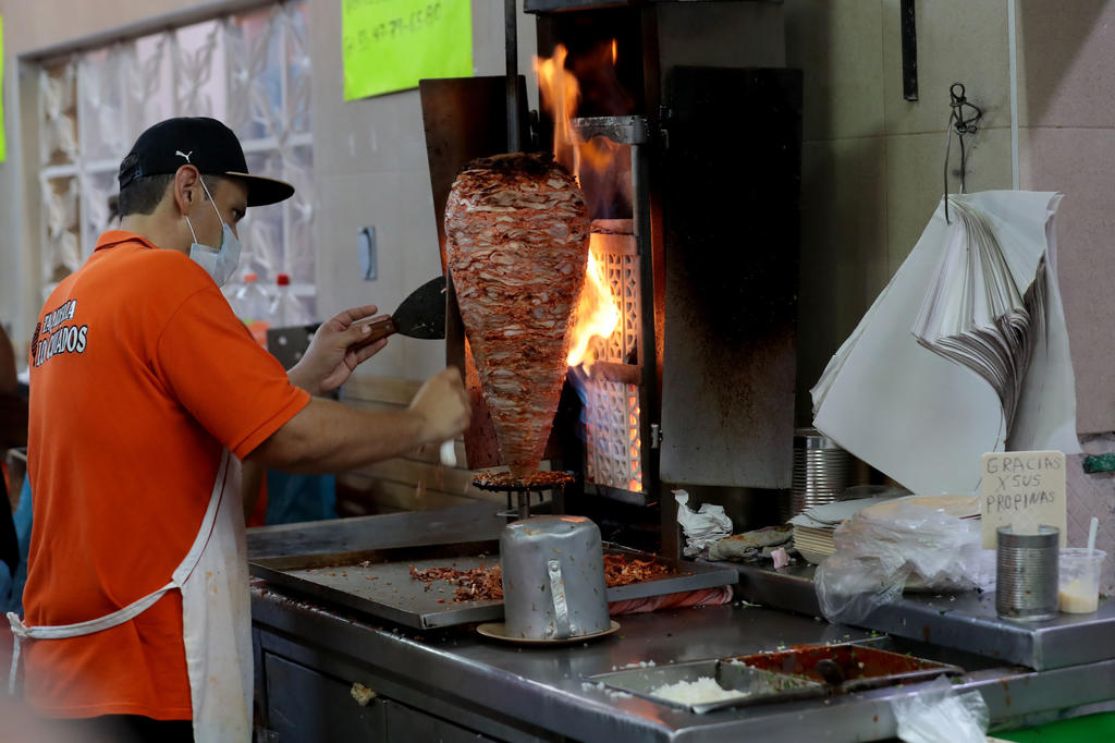 Muchas taquerías de la Ciudad de México han mantenido los precios por unidad para evitar que los clientes dejen de consumir en sus locales, pero lo cierto es que para ellos los costos del pollo, tortillas y verduras se han disparado durante este año. (EL UNIVERSAL)