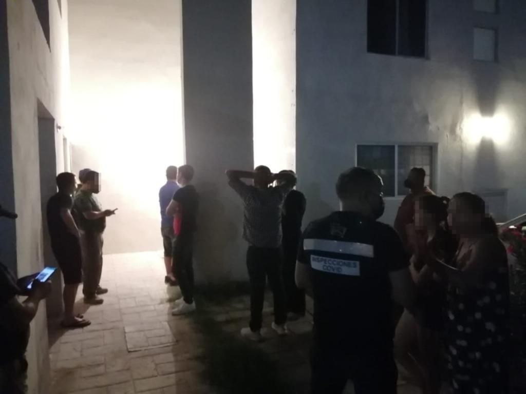 La noche de ayer sábado las autoridades dispersaron un evento social en un domicilio particular en la calzada Blenda, colonia Senderos, en Torreón. (EL SIGLO DE TORREÓN)