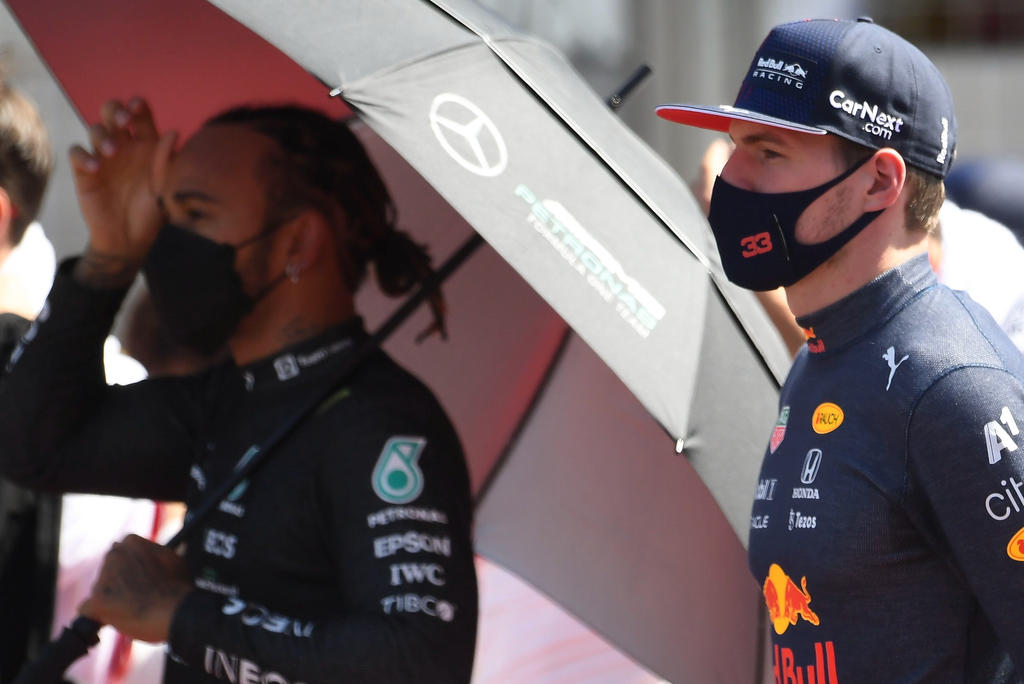 Lewis Hamilton conquistó el Gran Premio de Gran Bretaña, sin embargo, por el golpe que dio a Max Verstappen seguidores del automovilismo se manifestaron en contra de lo hecho por el piloto de Mercedes y en redes sociales emitieron insultos racistas. (ARCHIVO)