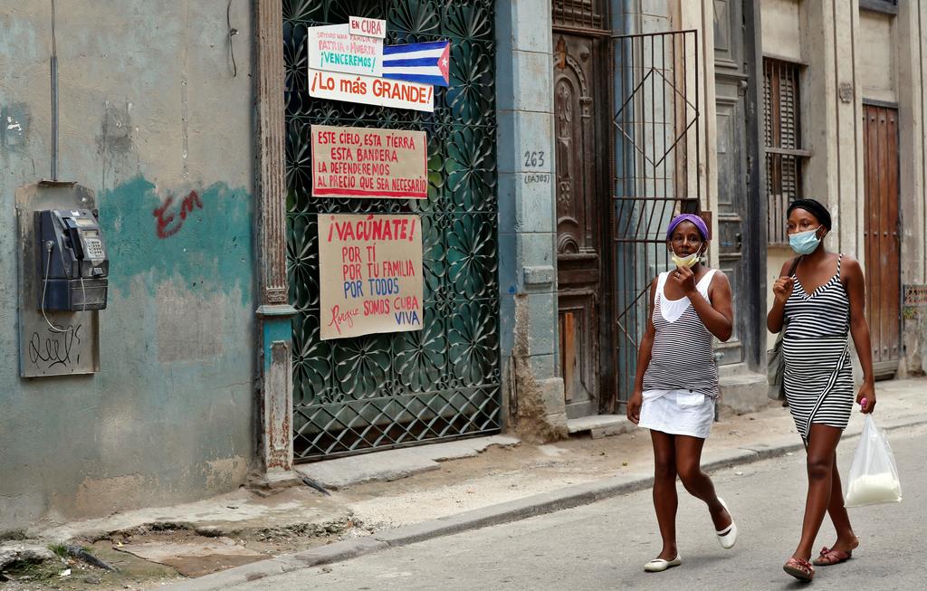 En medio de una campaña de vacunación con antígenos propios, restricción de la movilidad y aeropuertos trabajando al mínimo, el coronavirus golpea duramente a Cuba, que está a punto de llegar a los 300,000 contagiados acumulados desde marzo de 2020 y atraviesa el peor mes de la pandemia. (EFE) 