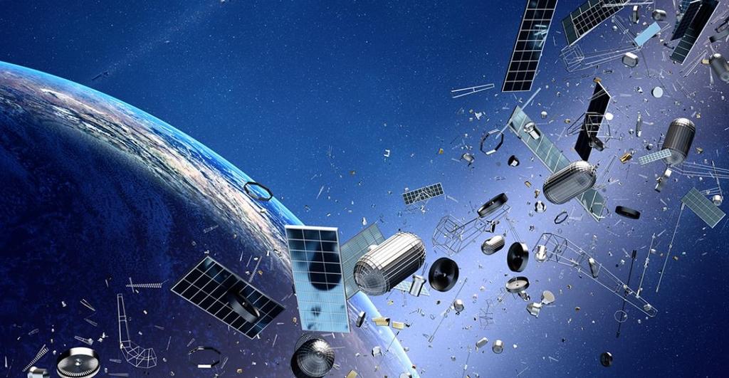 Se calcula que actualmente hay más de 3 mil satélites rodean la Tierra y están unidos por millones de restos espaciales, como fragmentos de satélites rotos, piezas de cohetes desechadas y manchas de pintura de naves espaciales (ESPECIAL)