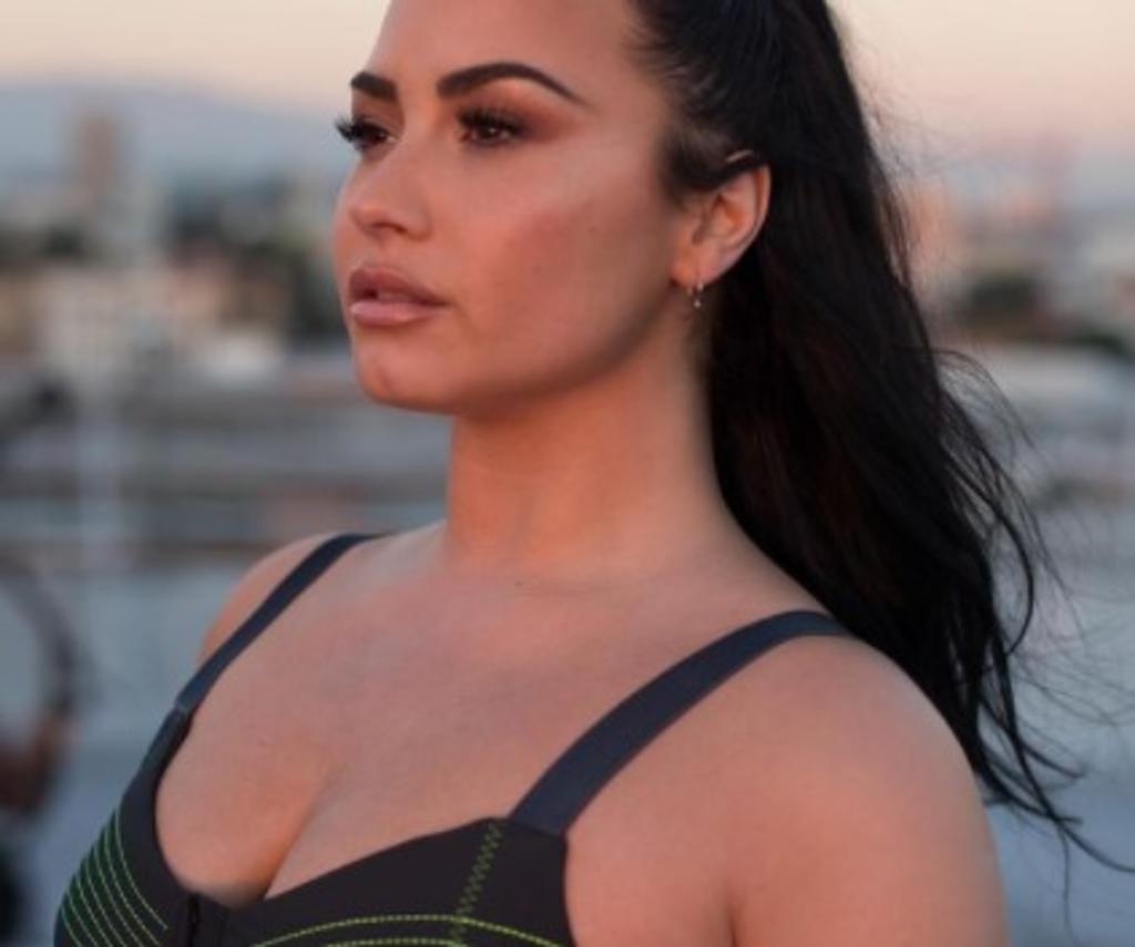 Este martes, la actriz y cantante Demi Lovato compartió para sus fans en Instagram una 'sensual selfie' donde posa en ropa interior. (ESPECIAL) 
