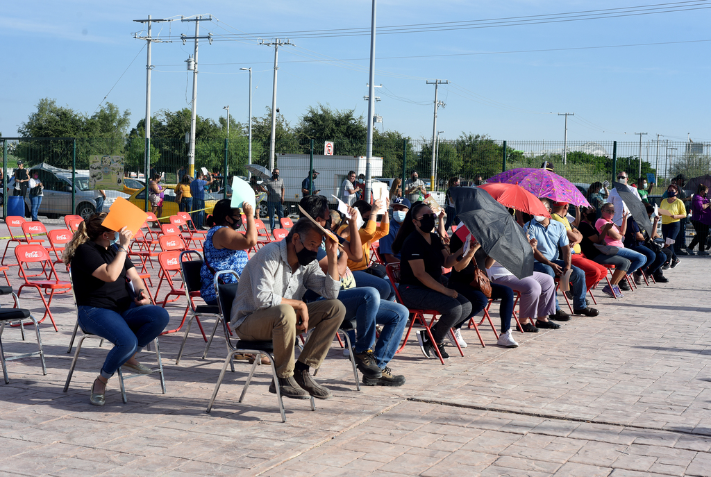 Al menos en el Hospital General de Torreón hicieron falta toldos para proteger a las personas de más de 40 años de los rayos del sol. (JESÚS GALINDO)