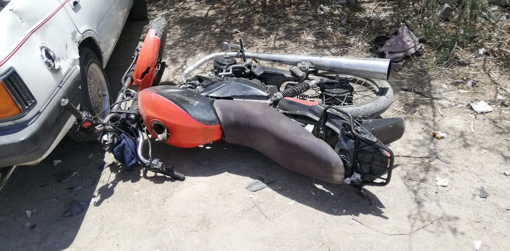 La motocicleta se impactó contra la parte trasera de un Tsuru de modelo antiguo. (EL SIGLO DE TORREÓN)