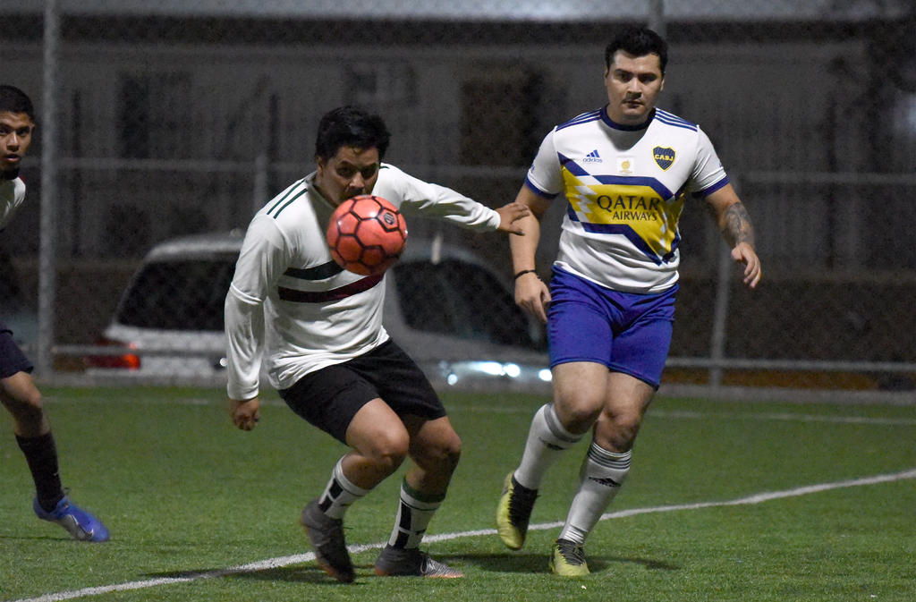 Este miércoles continúa la actividad de la Liga Nocturna de Futbol de la Laguna, con el esperado duelo entre San Joaquín y La Rosita, a comenzar en punto de las 21:15 horas en Laguna Sport. (ARCHIVO)
