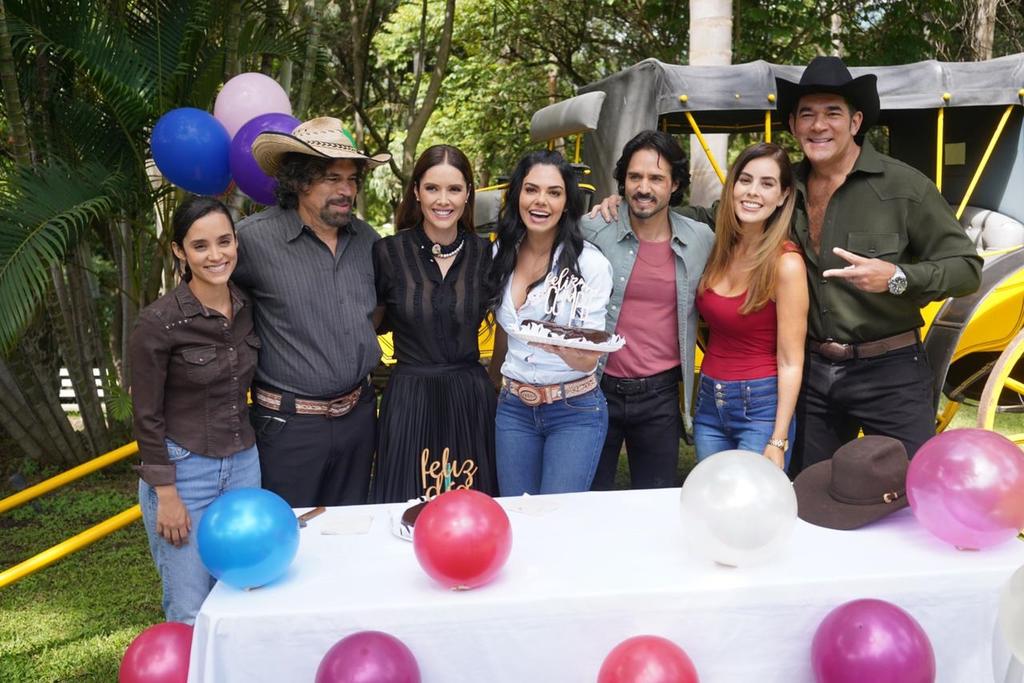 En una locación de Malinalco, Estado de México, esta tarde la producción y el elenco de la telenovela La Desalmada, celebraron el cumpleaños de la actriz Livia Brito. (CORTESÍA)