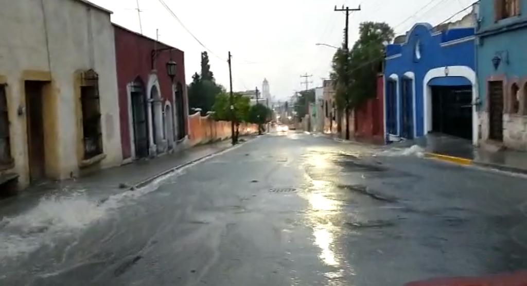 La Subsecretaría de Protección Civil informó que las fuertes lluvias registradas en Saltillo provocaron inundaciones leves en el primer cuadro de la ciudad. Piden a la población mantenerse alerta. (LUCÍA PÉREZ)