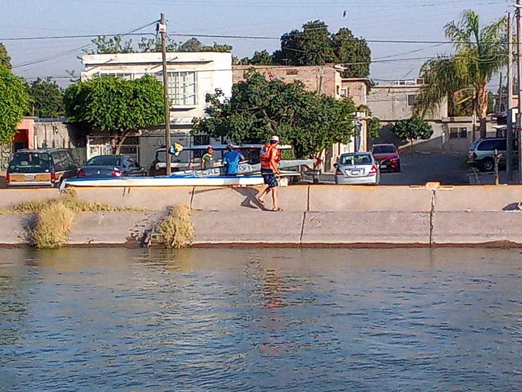 Detectan a canoistas dentro del canal Sacramento en Gómez Palacio; les advierten que pueden ser acreedores de una sanción. (CORTESÍA)