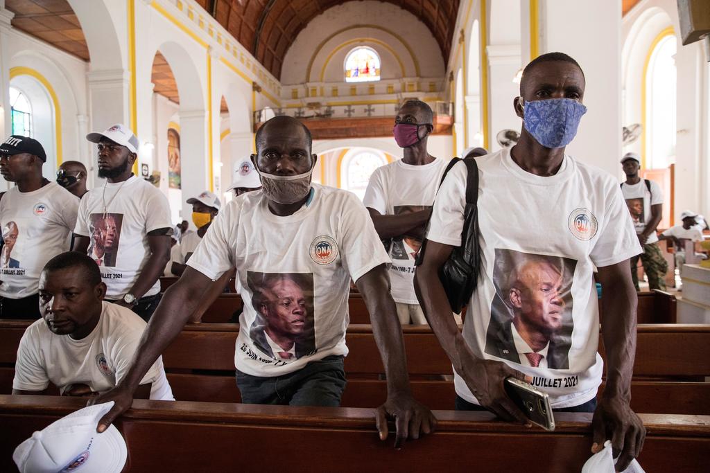 Haití celebró este jueves una misa en la Catedral de Cap-Haitien (norte) en honor del presidente Jovenel Moise, pero la homilía se vio perturbada en varias ocasiones por personas que exigían que se haga justicia por el asesinato del mandatario, perpetrado el pasado 7 de julio. (EFE) 
