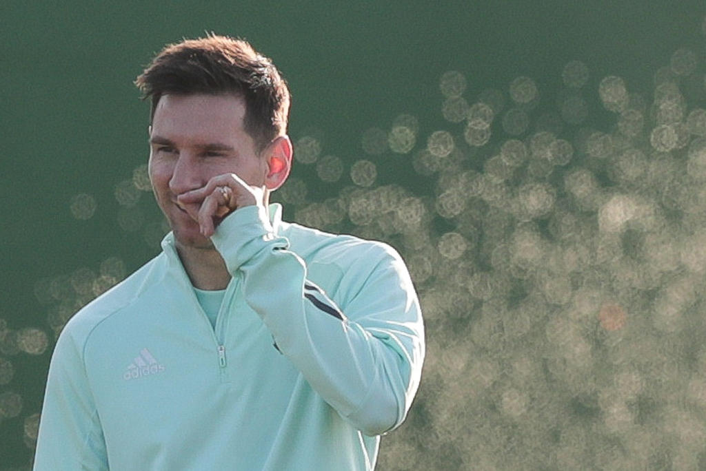 La súper estrella del futbol mundial, Lionel Messi, sorprendió durante sus vacaciones al posar con un jersey de los Marlines de Miami, de las Ligas Mayores de Beisbol, lo que muchos interpretaron como un 'guiño' a lo que sería su destino próximo: jugar en la Major League Soccer de los Estados Unidos.
