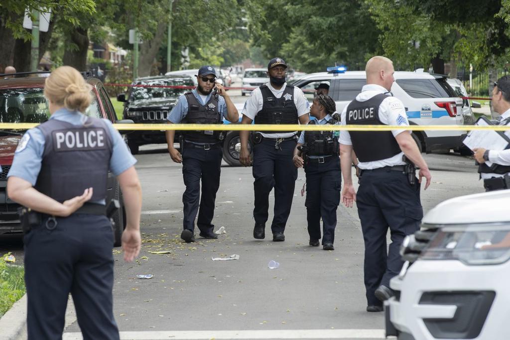 Un tiroteo desde un vehículo en movimiento en Chicago lesionó a ocho personas que iban en un autobús de fiesta, una de varias balaceras en la ciudad que dejaron al menos tres personas muertas el mismo día, informó la policía. (ESPECIAL) 