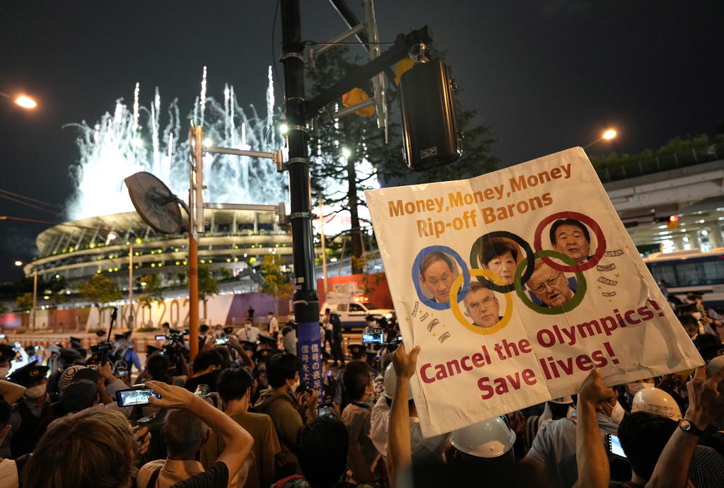 Mientras en el interior del estadio Nacional de Japón se lleva a cabo la ceremonia inaugural de los Juegos Olímpicos, cientos de personas protestan a un costado del inmueble por la realización de la justa.