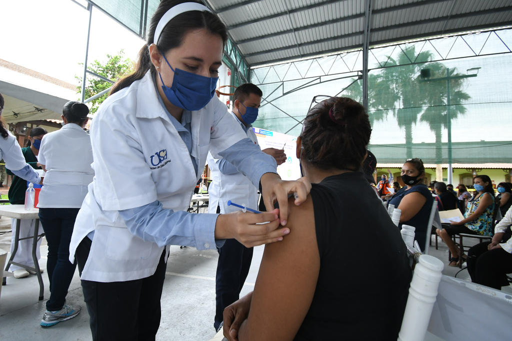 En tres días, 48 mil 452 personas mayores de 40 años del municipio de Torreón ya completaron su esquema de vacunación contra el COVID-19.  (ARCHIVO)
