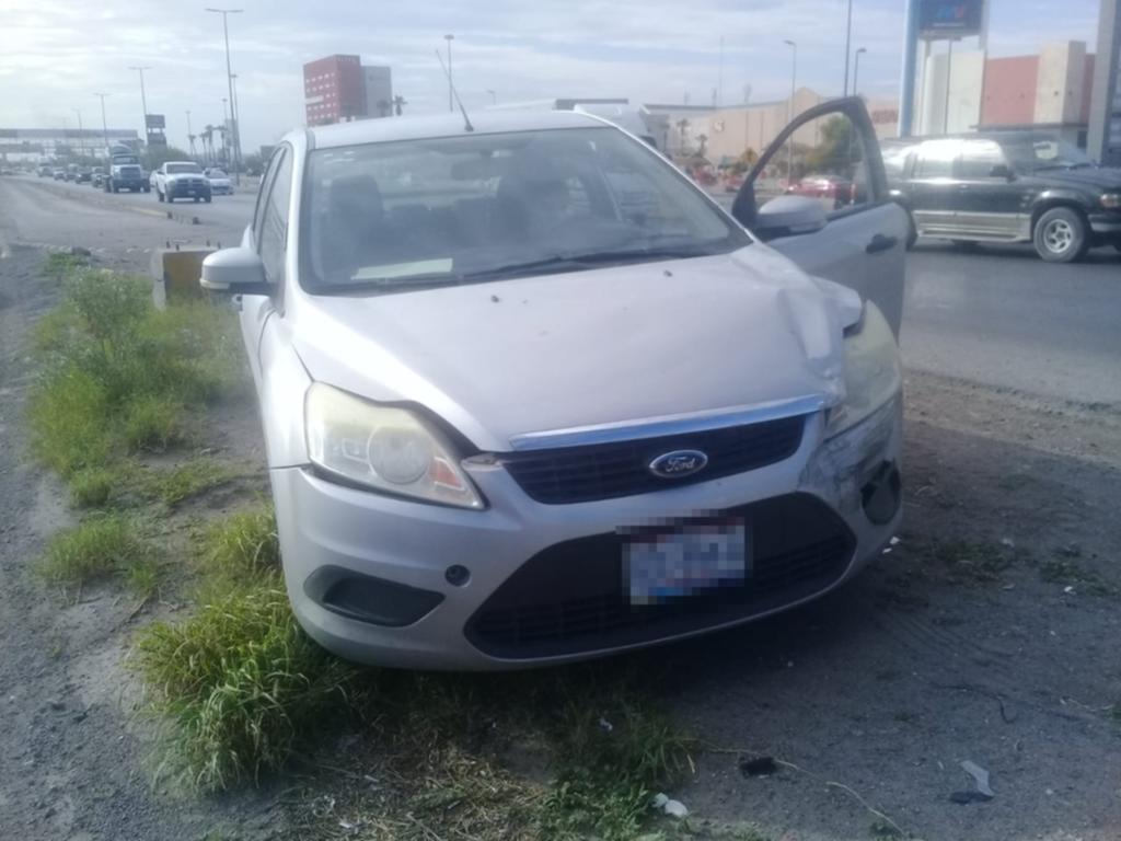La mañana de este viernes se registró un accidente vial a un costado del puente Villa Florida de la ciudad de Torreón donde se vieron involucrados tres vehículos. (EL SIGLO DE TORREÓN)