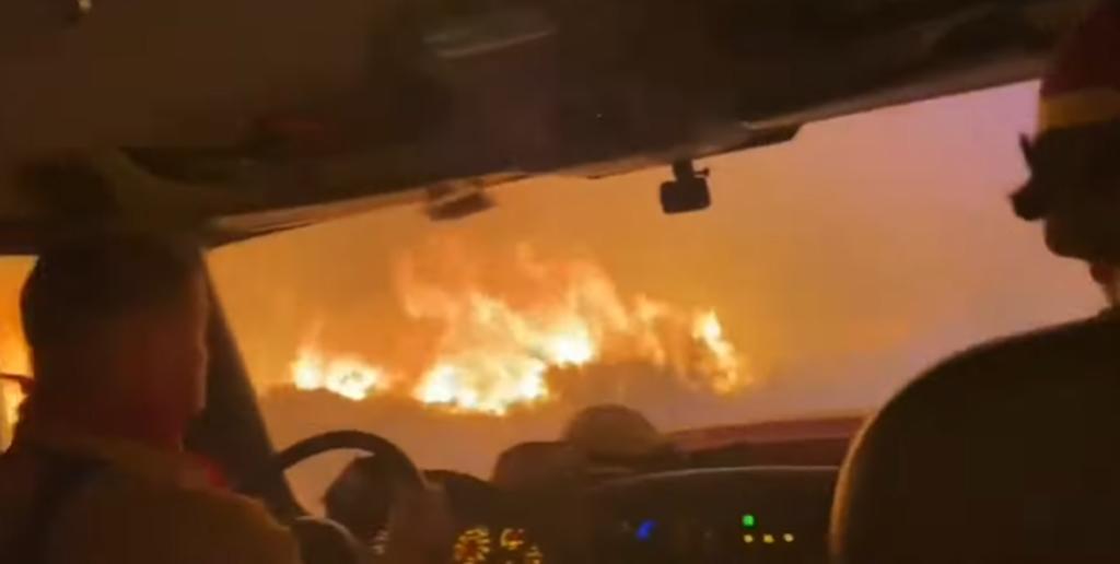 El incendio ya ha destruido más de 60 mil acres (CAPTURA)