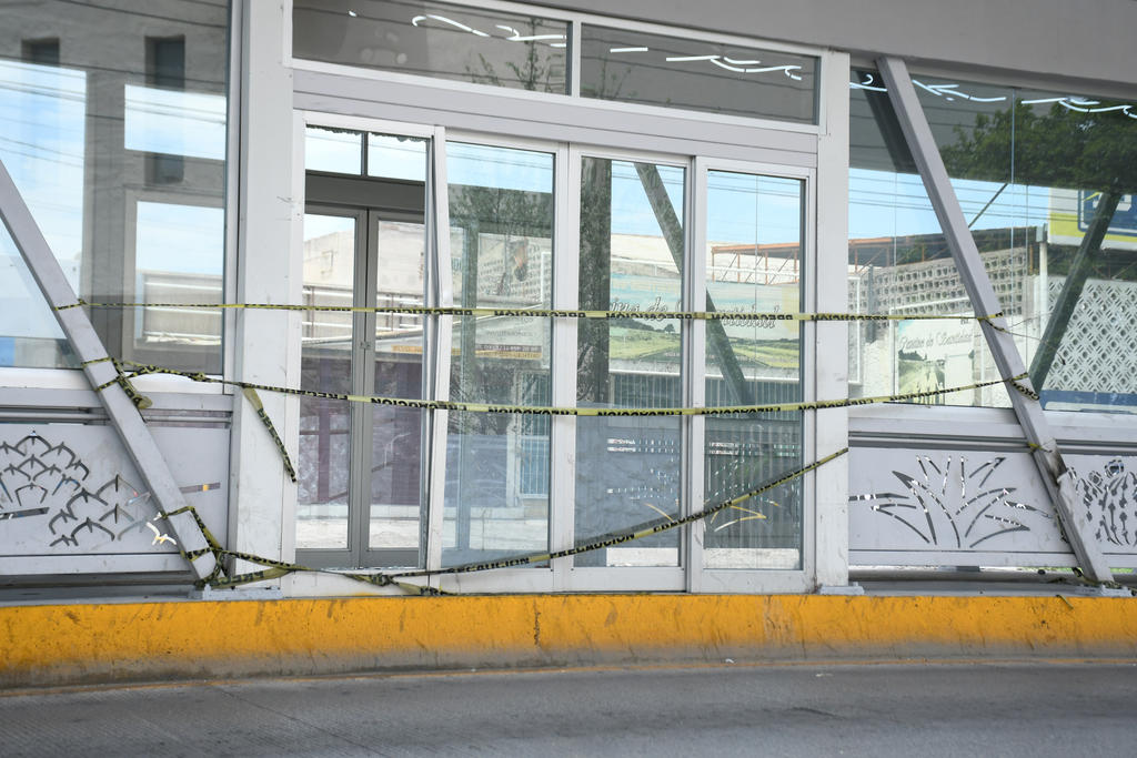 Avanza el deterioro en los paraderos e instalaciones del Metrobús Laguna, a diario aparecen nuevas pintas de grafiti y daños por vandalismo o percances viales. (FERNANDO COMPEÁN)