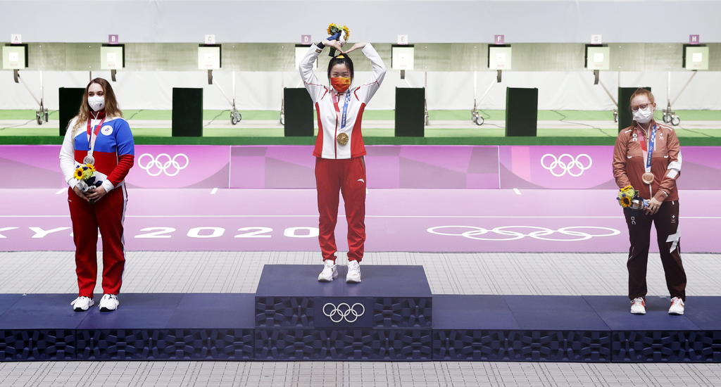  La tiradora china Yang Qian consiguió este sábado la primera medalla de oro que se otorga en los Juegos Olímpicos de Tokio 2020 al imponerse en la final de rifle aire 10 metros con una suma de 251.8 puntos, récord olímpico. (EFE)