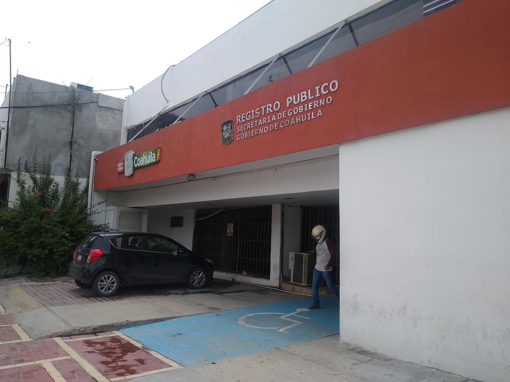 Las oficinas tienen un anuncio en el acceso prinicipal informando las vacaciones del personal.