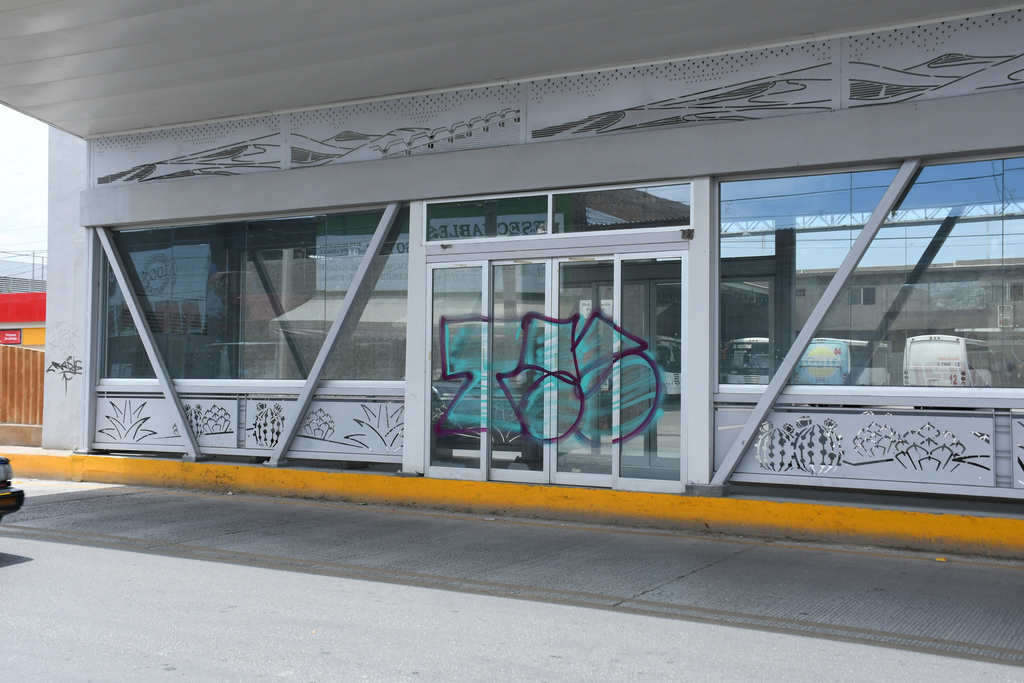Avanzan los daños en los parabuses del proyecto Metrobús en la ciudad de Torreón; afectan grafiti y accidentes viales.