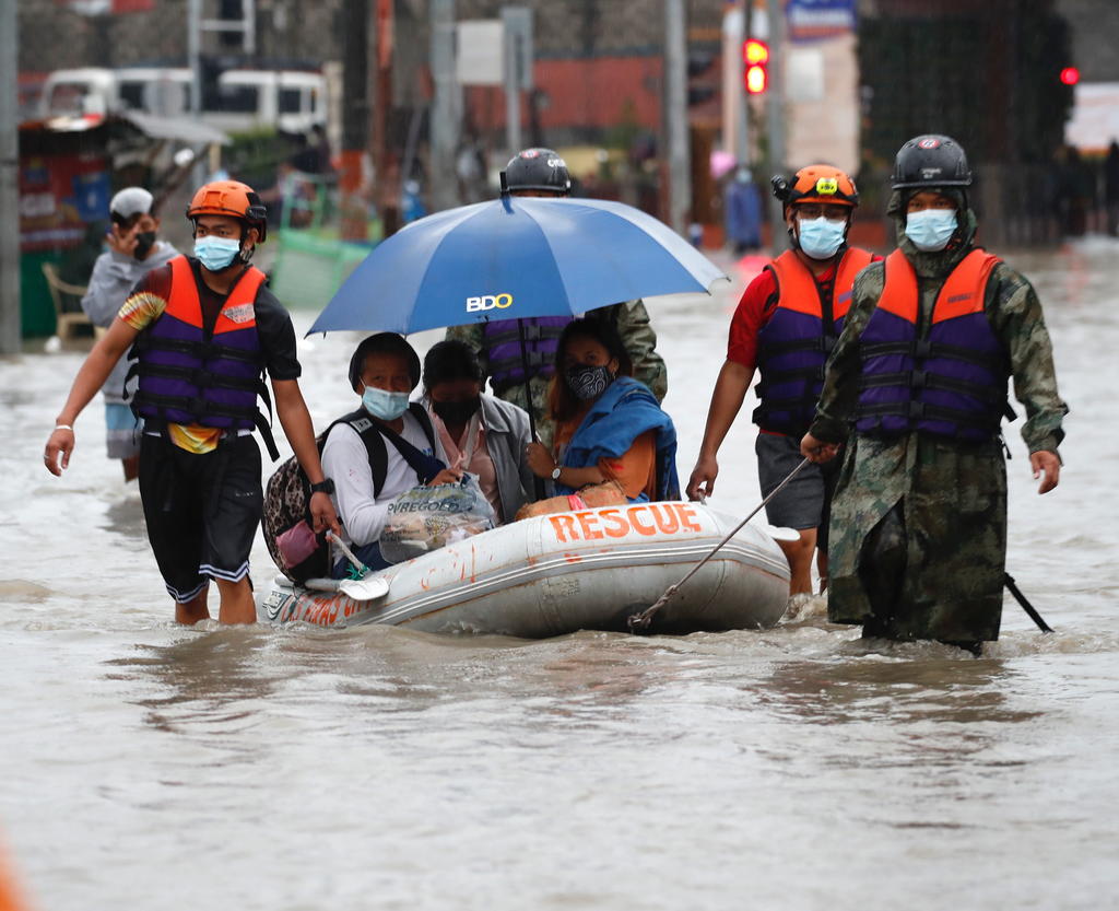En la ciudad muy afectada de Marikina, en la capital de la región, casi 15,000 residentes fueron desalojados a lugares seguros durante la noche conforme el nivel del agua en un gran río subía de forma alarmante.
(EFE)