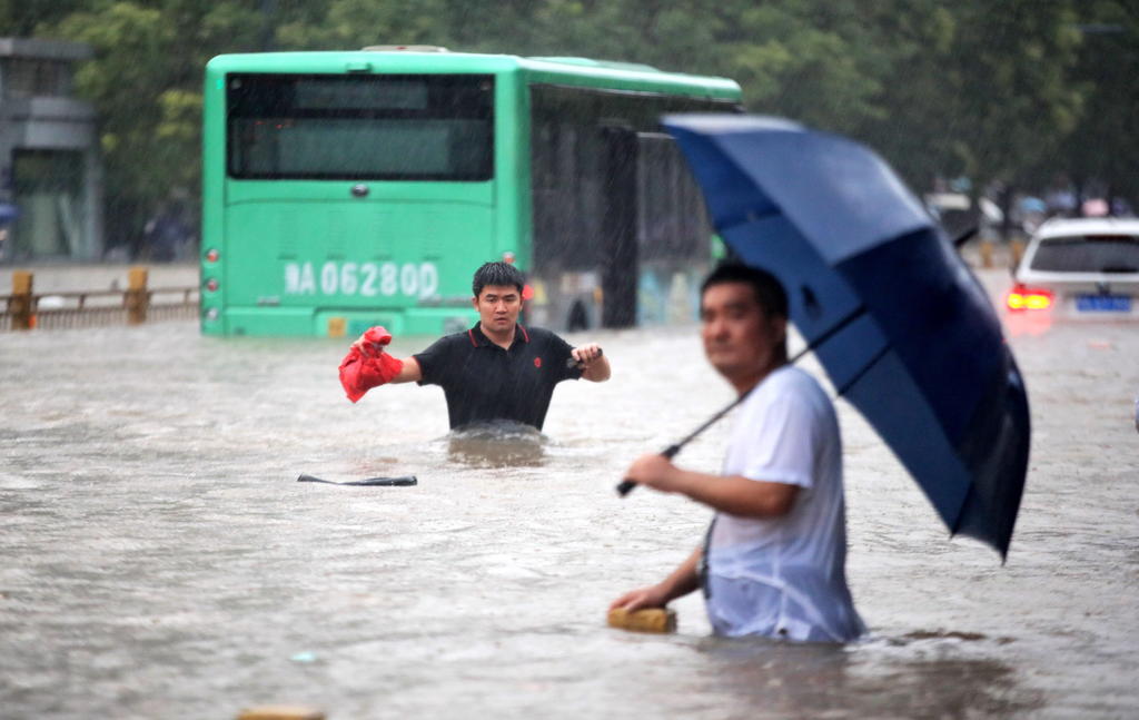 Ante las fuertes lluvias que azotaron esta semana a China, en especial a la región de Zhengzhou, un hombre se vio atrapado en un estacionamiento por tres días (FOTOGRAFÍA: EFE) 