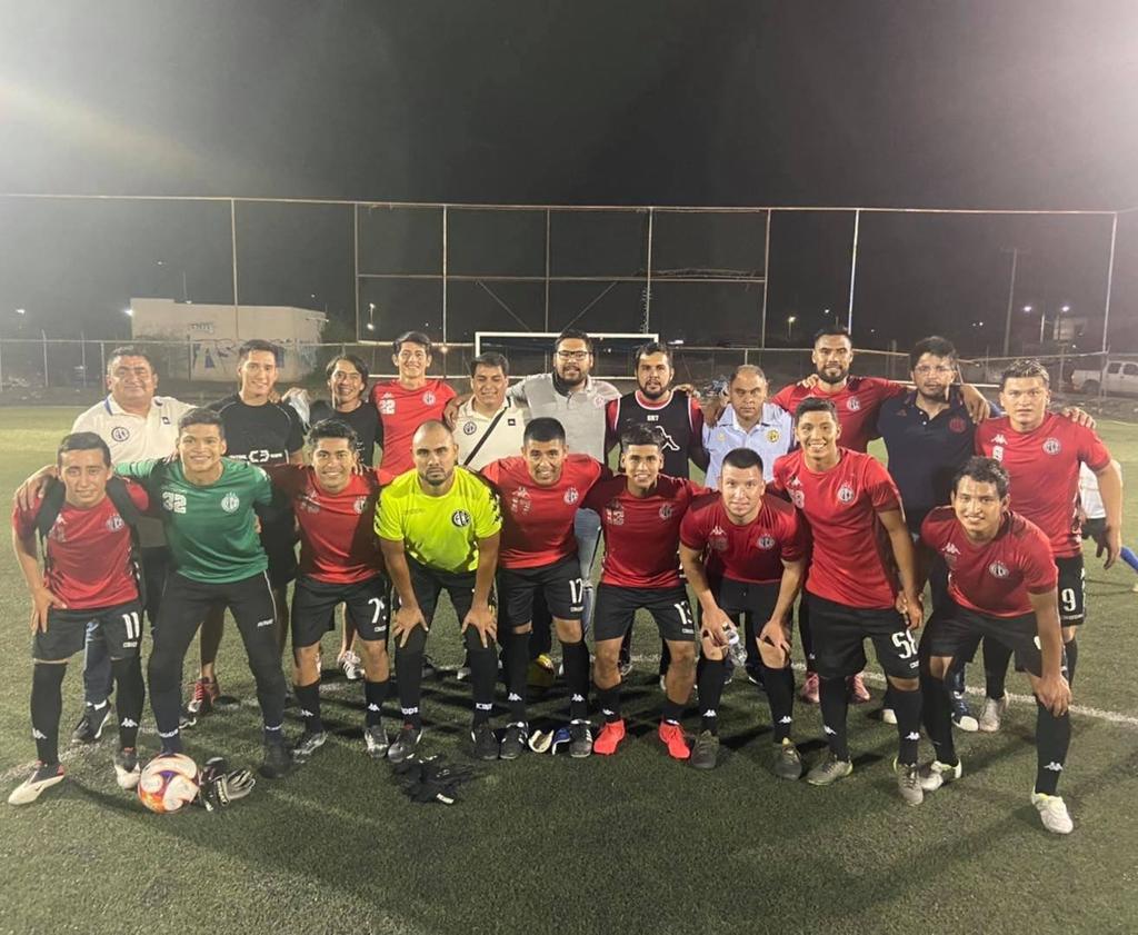 En un emocionante desenlace desde los lanzamientos penales, el Central Espiga FC eliminó a los Carranzos, para avanzar a la Liga de Campeones Laguna de Futbol 7. (ARCHIVO) 
