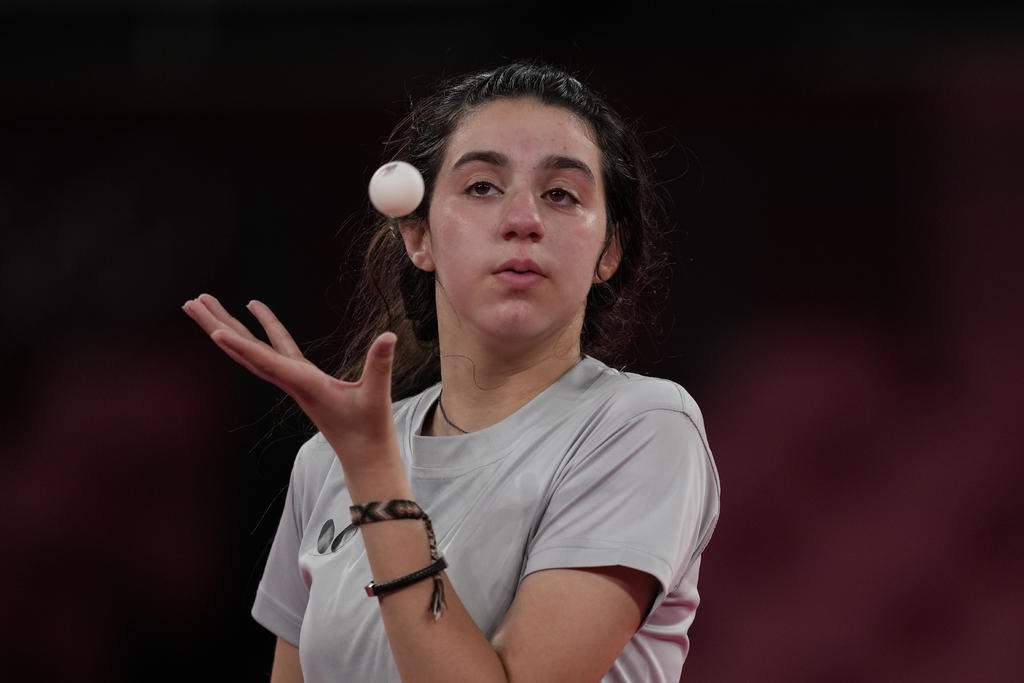 La siria Hend Zaza, la más joven, con 12 años, de los casi 11,000 deportistas que participan en los Juegos Olímpicos de Tokio 2020, se despidió este sábado del torneo al perder en la primera ronda de tenis de mesa. (AP)
