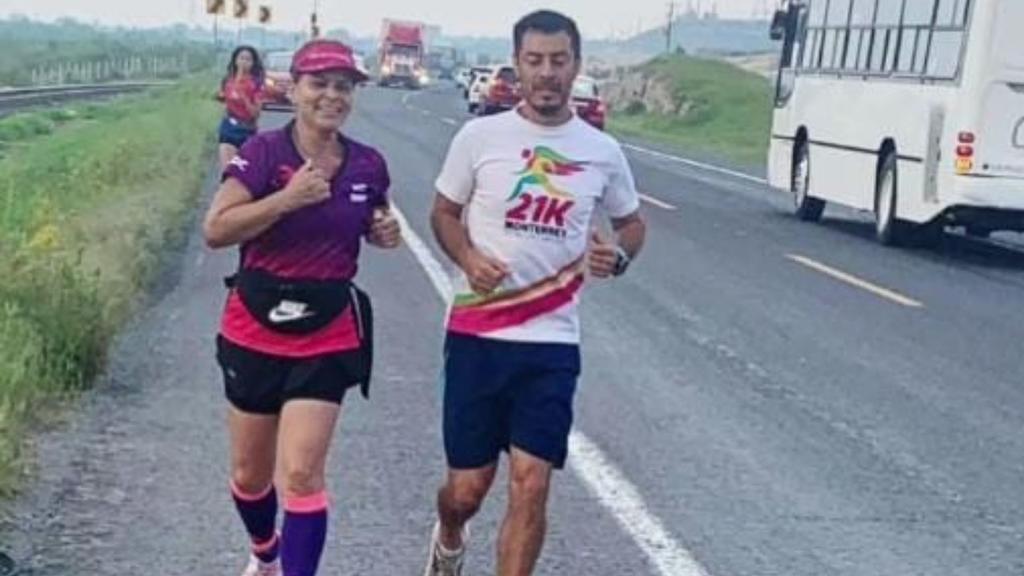 El atleta coahuilense Ernesto Ramírez emprendió un viaje singular donde perseguirá su sueño de recorrer todo México corriendo, al mismo tiempo en que incita a realizar deporte y hace amigos que lo acompañan en su reto o le ofrecen apoyo. (ARCHIVO) 

