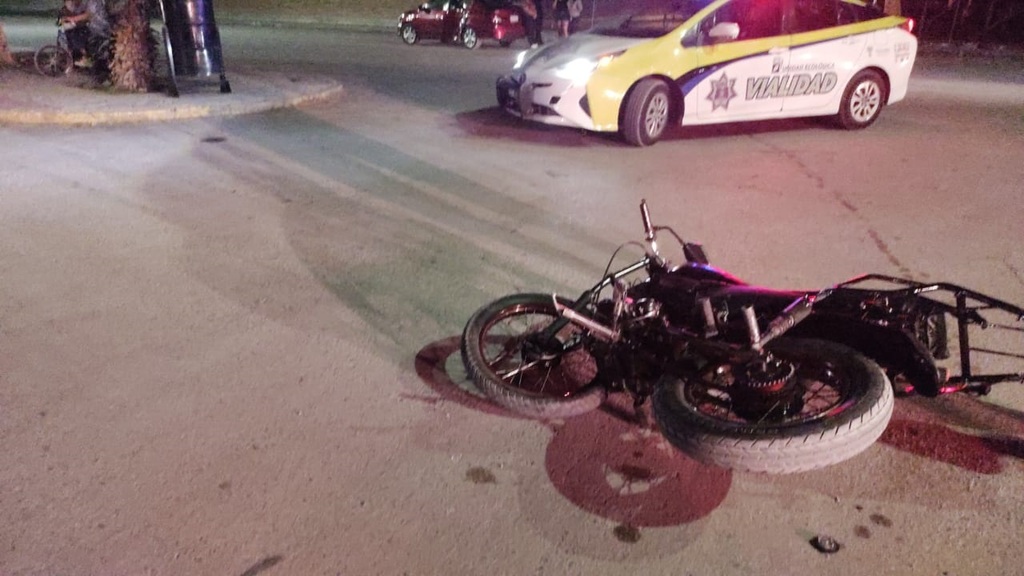 El joven viajaba en una motocicleta de la marca Italika. (EL SIGLO DE TORREÓN)